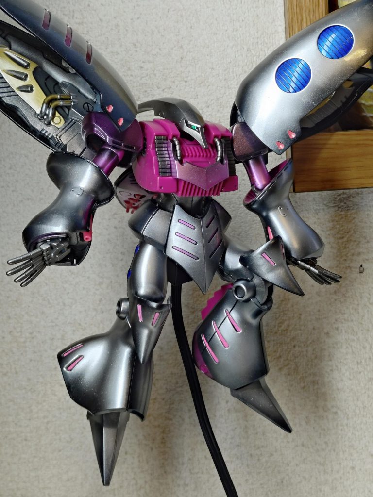 それでも、元々のスタイルと黒立ち上げ、光沢テカテカのお陰で、割りと見れなくは無いなとは思います。