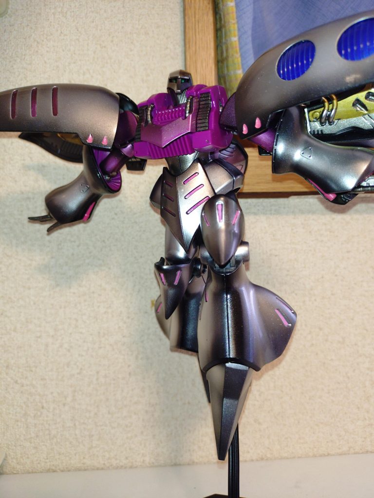 特徴的な羽根と曲線美。バレエダンサーの様なポーズが良く似合います。