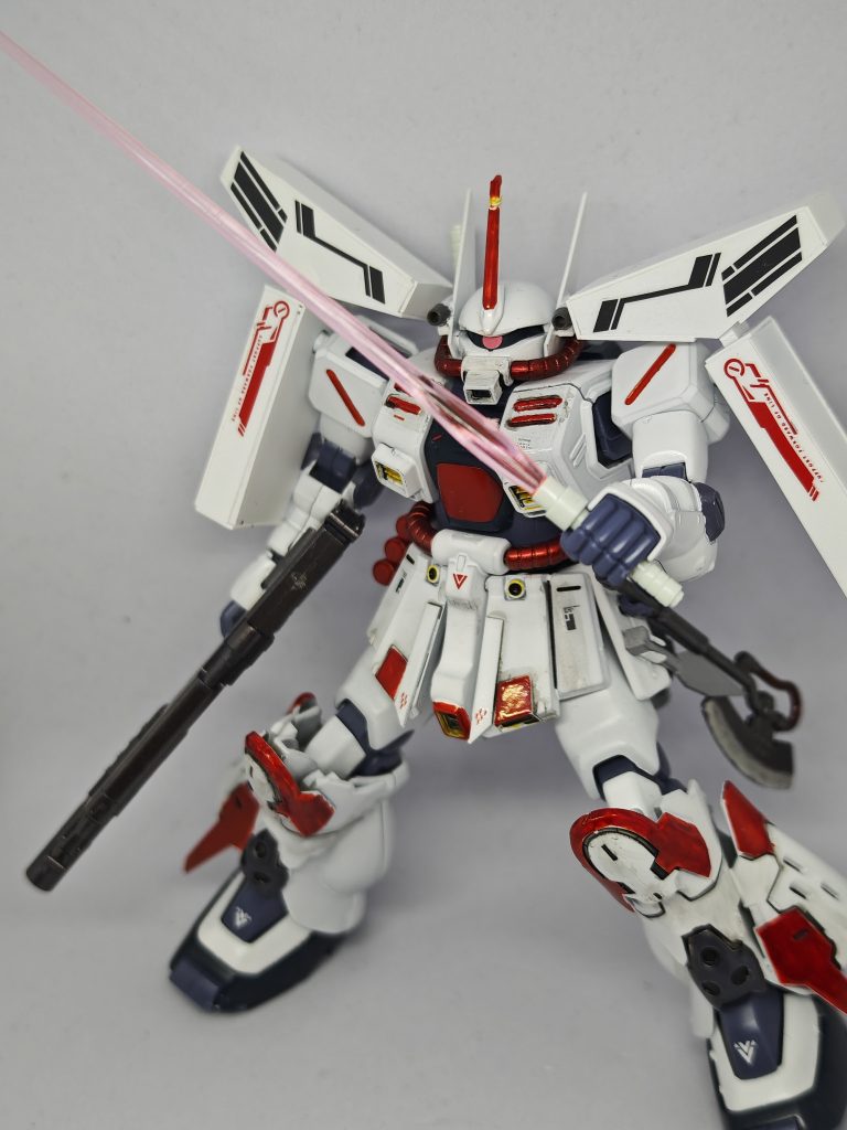 この機体の真骨頂であるビームサーベルです。ザクでビームサーベルというのも悪くはないですね。