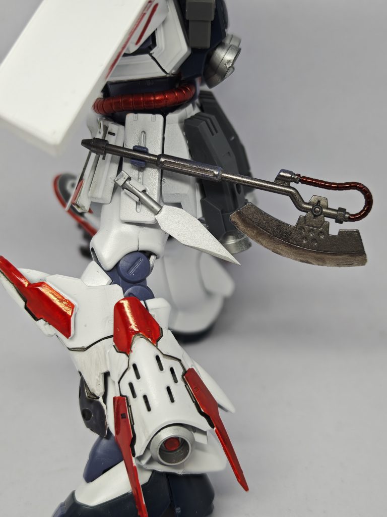 本来腰の後ろに担架していたヒートホークはサイドアーマーに移しました。そしてプラ板と棒で作成した投擲用ダガーをオマケでつけました。