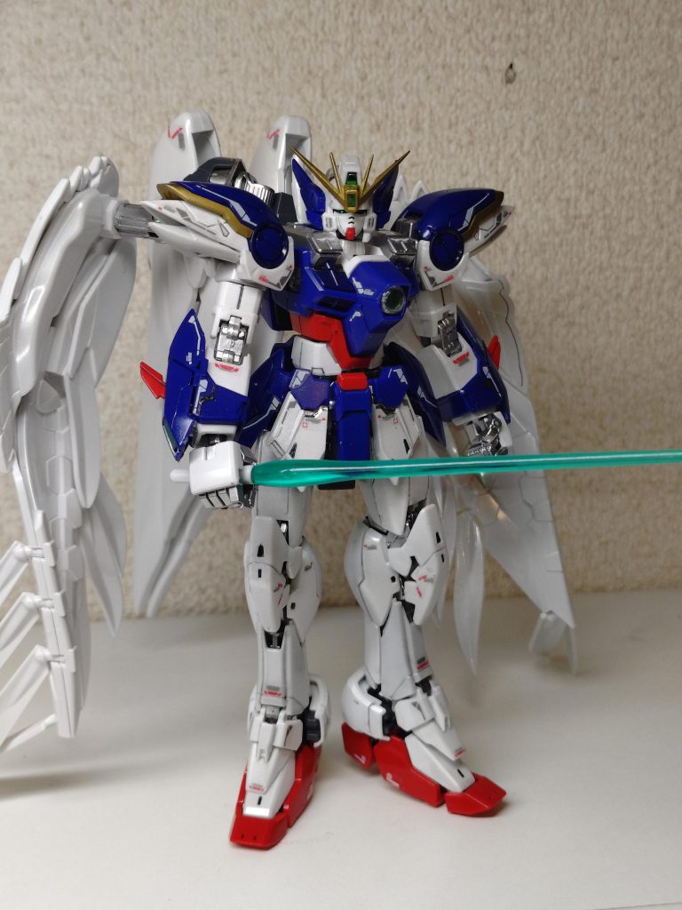 大きな翼のお陰で、つま先立ちしてもバランス取ってくれるので、スタンド無くても出来るポージングの幅が広い気がします。