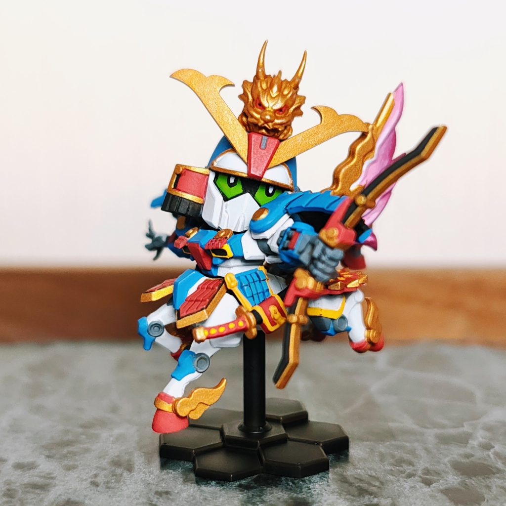 お顔の正面から。SDガンダムにはやっぱり瞳が欲しいので手書きに初挑戦です。けっこういいかんじに描けたと思います。