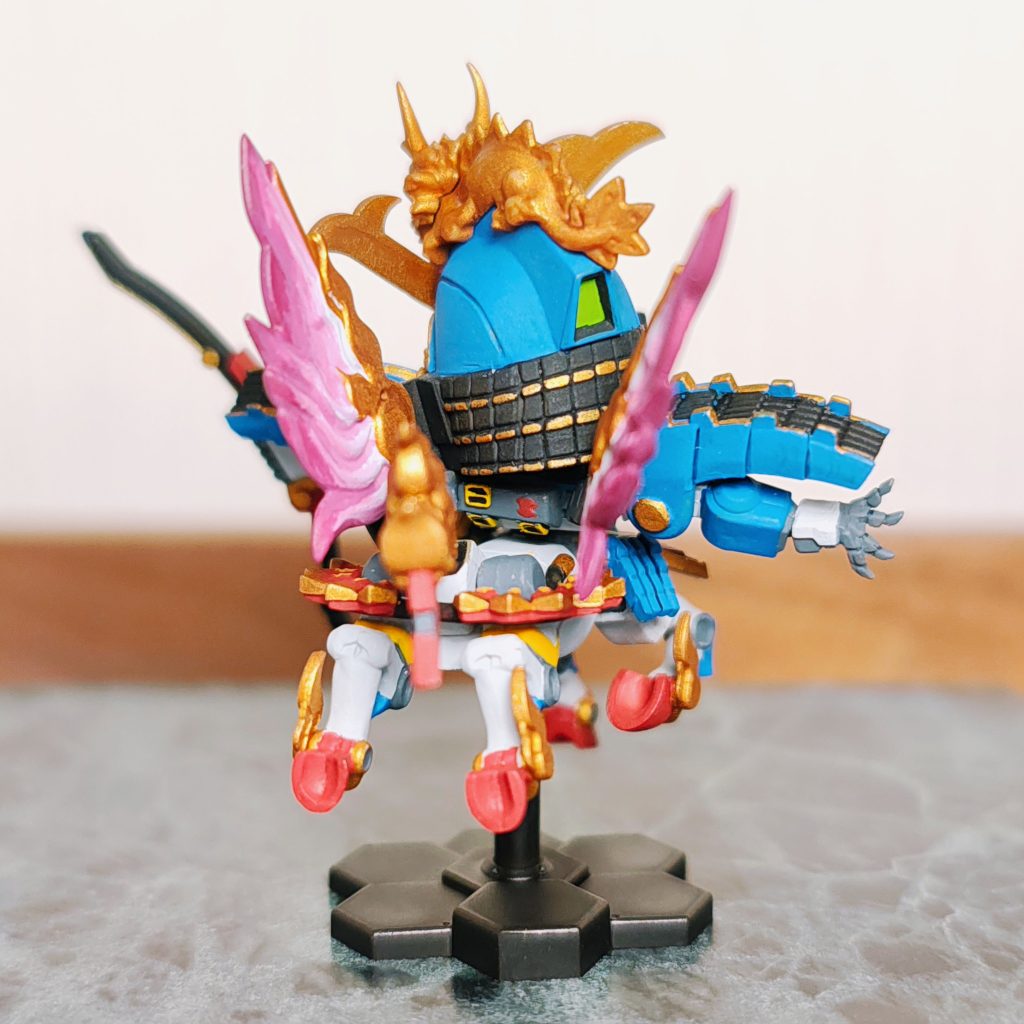 真後ろから。バックパックとか肩アーマーとか兜の後ろ側も細かく塗り分けたのに真後ろから見ないとぜんぜん見えません。