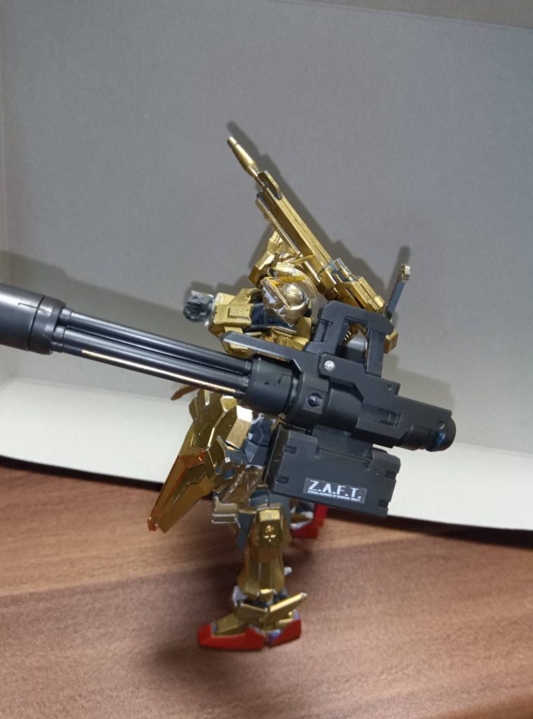 ザフトのデカールを貼ってます