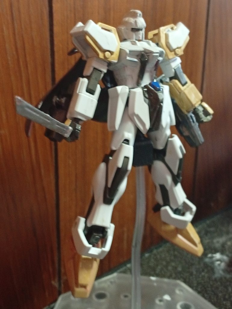 モチーフ機体製作の練習として小改造と一部の塗装で仕上げた旧HGストライク。