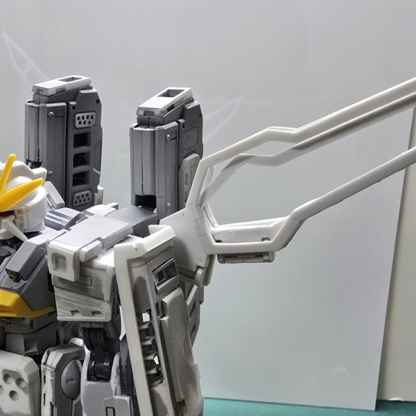 軽くサフを吹いて、全体的に形状を把握しながらの詰め作業中です。背部のリフレクターは外枠を残す感じで型抜き作業😅を経て巨大アンテナっぽくしました。何とかダブルエックスとしてのシルエットは保てたかな🤩（3枚目）