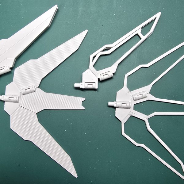 軽くサフを吹いて、全体的に形状を把握しながらの詰め作業中です。背部のリフレクターは外枠を残す感じで型抜き作業😅を経て巨大アンテナっぽくしました。何とかダブルエックスとしてのシルエットは保てたかな🤩（2枚目）