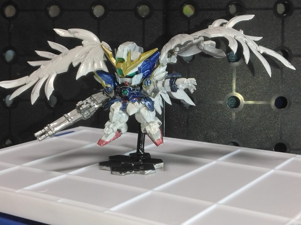 アーティファクトの時の反省を活かし、一度組んだ後バラして全体にシルバー塗装した後に各所筆塗装しました。羽のはまりが悪くてすぐ落ちるので、塗装後接着して固定。
