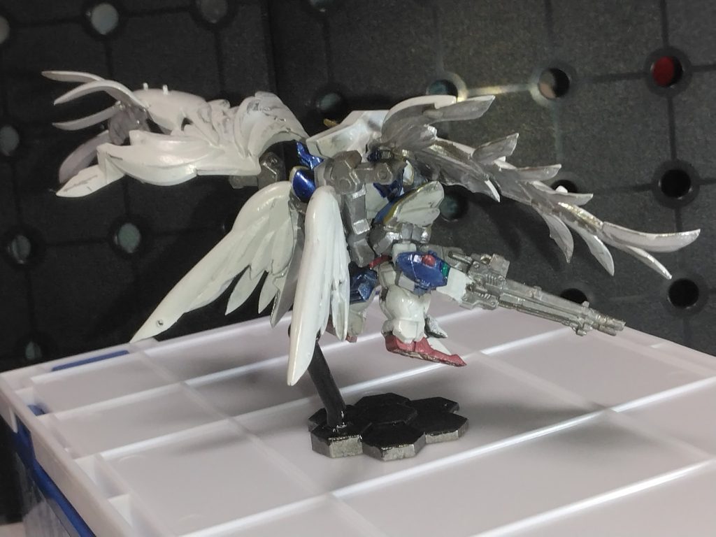 ウイング裏はシルバーのまま他はガンメタや各カラーを使って塗装。思い入れのある機体だけに小さいパーツに手をプルプルしながら塗装しました😅