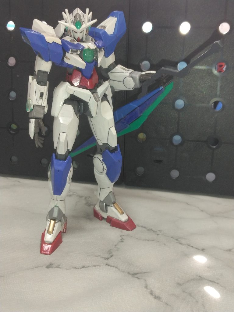 本家クアンタやELSクアンタと違い、左右非対称を少し出したいなというのと、本家のデザインは超えられないので悩みましたね。結果的に中途半端な改造になってしまいました。