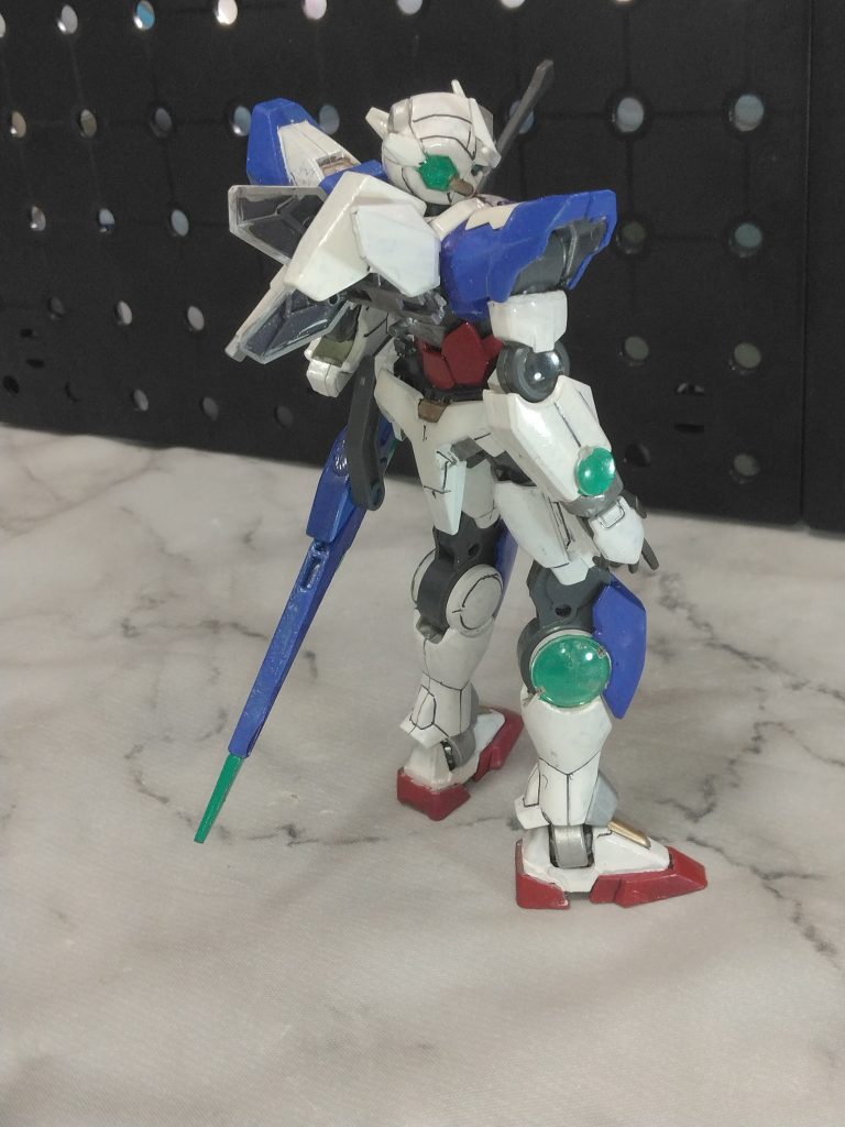 バックパックはトランジェントグレイシャーから何か花っぽく見えたから移植。ウイングを2枚ずつにしなかったのは花びらが落ちたイメージを出せたらなと😓GNドライブも隠してある設定。