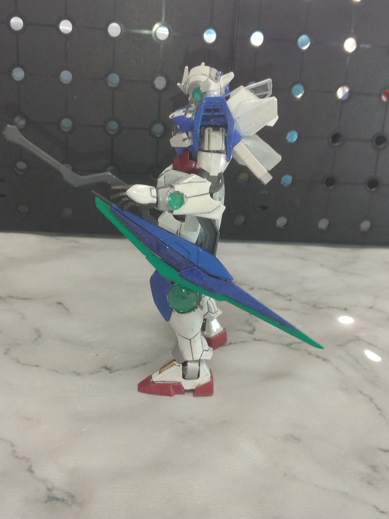 武装はサイドアーマーにマウントしてあるランスと左肩のサーベル、何か空間からワープしてくるELSみたいなビット。