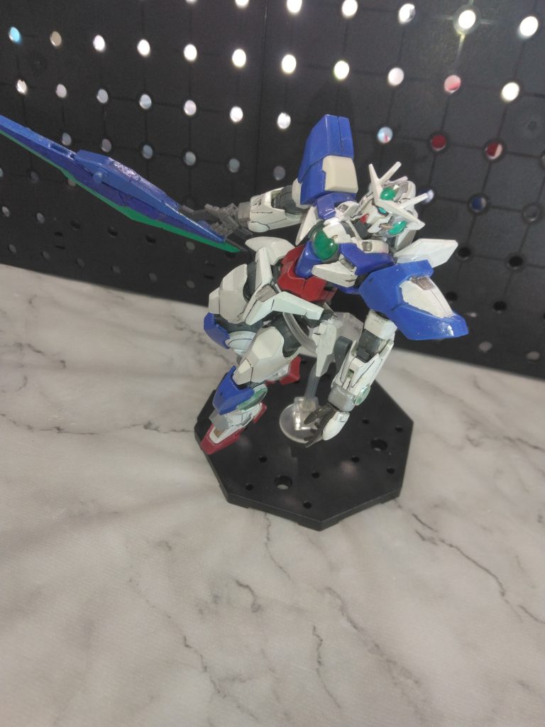 クリアパーツ越しに見えるドライブの発光も疑似ガンダム?みたいな立ち位置にしたかったので人工的な色味を強めに出してみました。