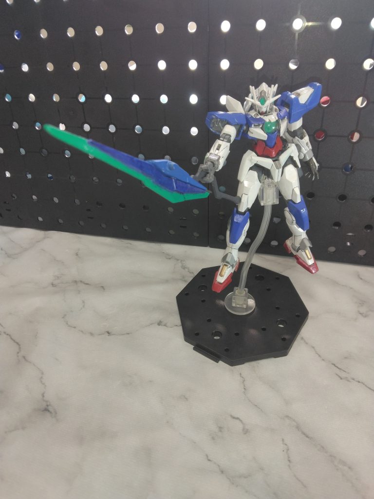 友人に作ってもらった柄の部分にクアンタのソードビットを接続してランス?ソード?な武装をメインとして剣撃、射撃が出来ます。