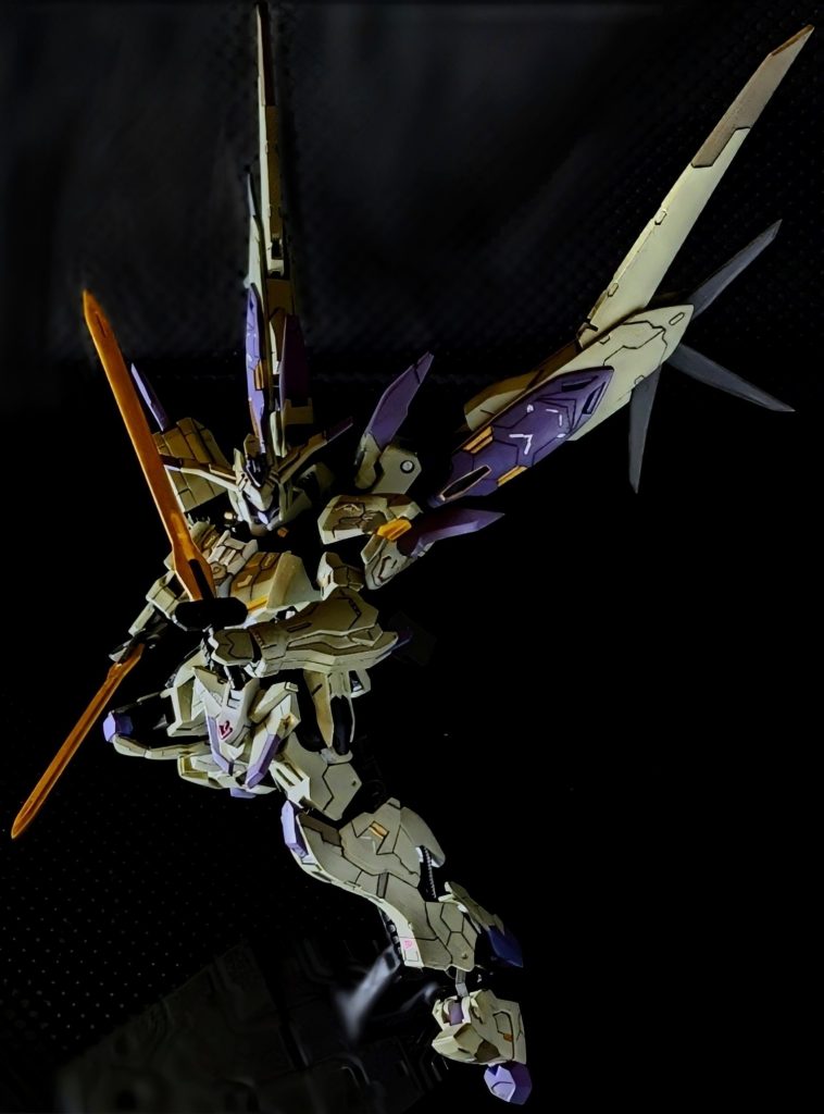 今回はその上で細部を見直しました。カラーリングを一部調整し、デカールを追加しています。配色のバランスを整えるのと同時に部分的なマーキングで情報量を補強し、作品全体に落ち着きを持たせました。大きな印象の変化はありませんが、じっくり見ると違いが伝わると思います。