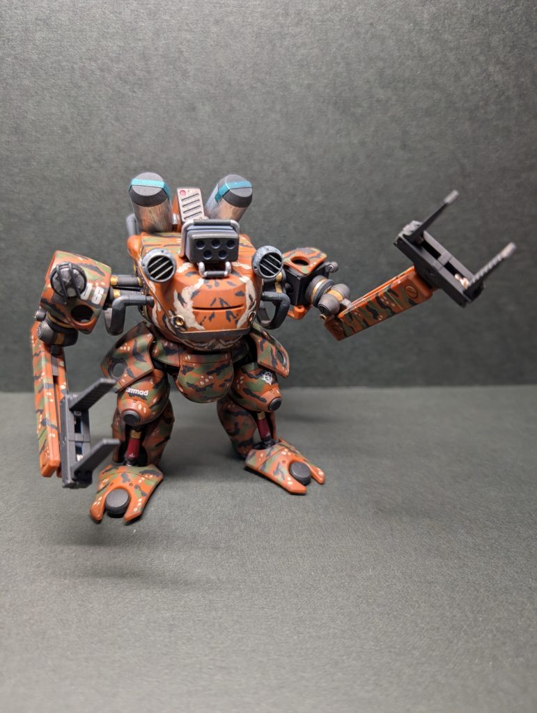HGですが、公式設定では全高4.9mということなので、キットは約10cmだから縮尺は1/48くらいだと思います。タミヤのミリタリーシリーズに同縮尺があるので、コラボしてみるのもいいかもしれませんね🤭