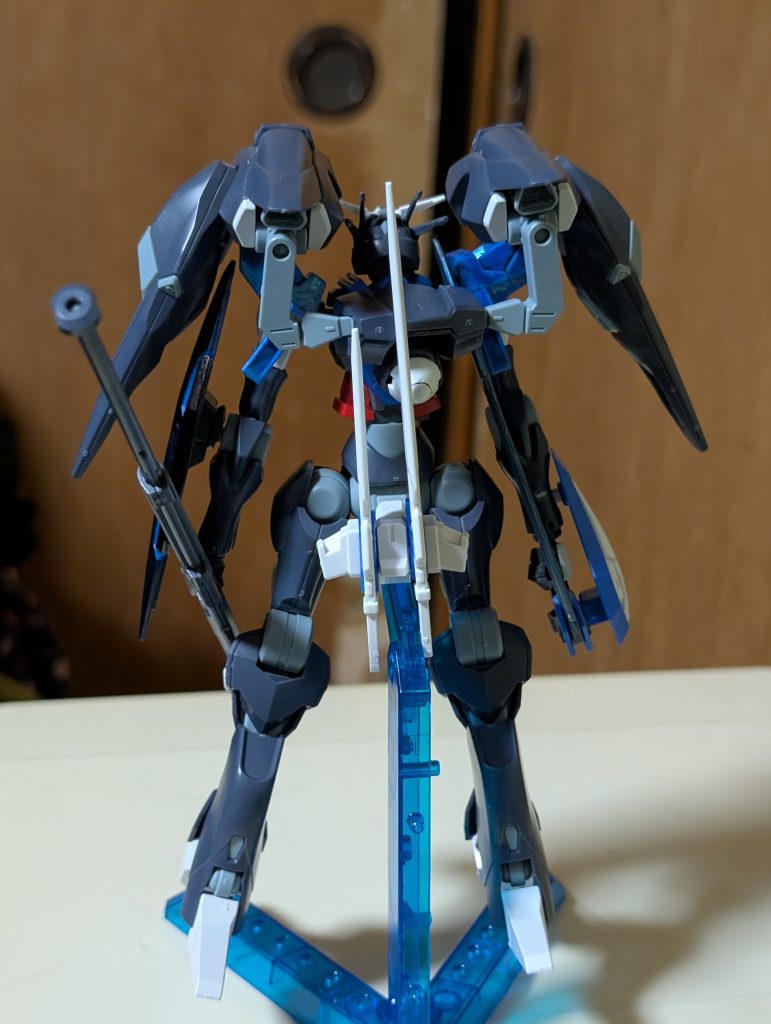 武装 GNソード(対GNフィールド専用実体剣)                                                                      GNロング&ショートブレイド(背部に搭載)                                                                        GNシールド                                                                                                                                      ビームアルケビュース(遠距離用武装)                                                                                     ビームサーベル                                                                                                                                 アンチGNビット(対GN用ビット)