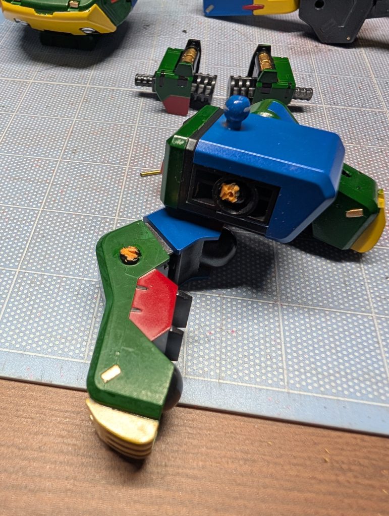 股関節骨折‼️😱入りにくいなぁって思いながらグリグリしてたらやっちまいました。偶然あった真鍮線をぶっ刺してリカバリーできましたが、ただ刺しただけなので持ち上げるとプラプラします🤢