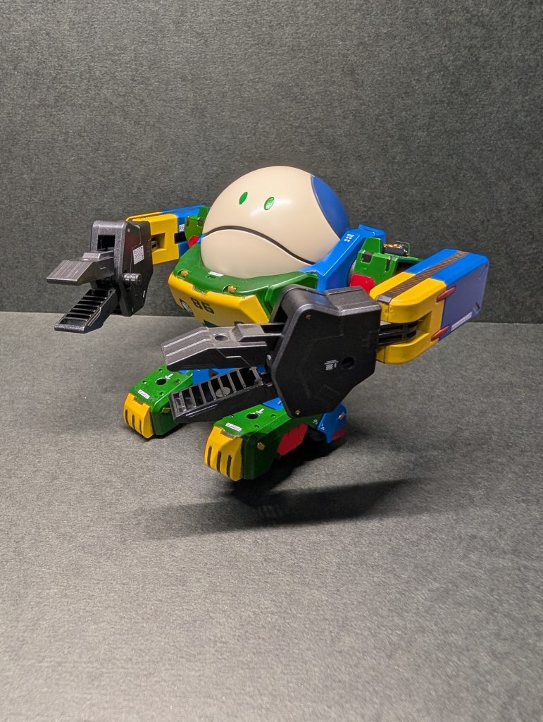 私と同世代の方はベネトン？って思われた方もいるのでは？あながち間違えではなく、もともとこの会社の重機は自衛隊のような深緑だったのですが、社名を変更されたときに重機の色も明るく元気なイメージで、当時F1にも参戦していたベネトンカラーが採用されたという話もあります。(社長夫人がベネトン好きだったからという噂も…)