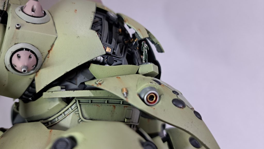 潜水艦のミサイル発射口をイメージして作成したコクピットハッチには、ジオン兵を立たせています。コクピットシートはHGボールから持ってきました。