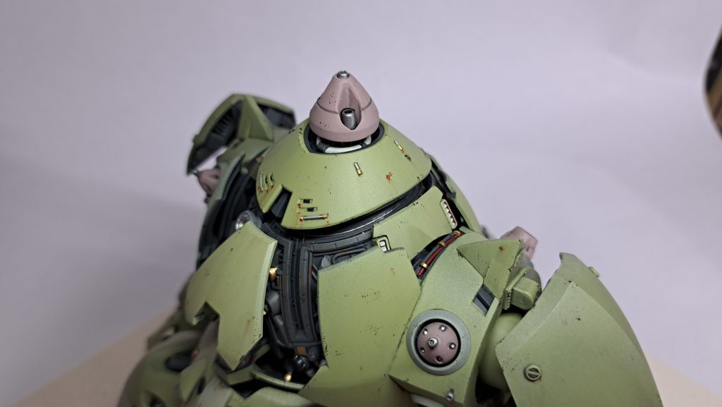 メガ粒子砲は基本的にキットのものをベースにディテールアップしていますが、頭頂のものだけはRGズゴックのクロー基部を使ったものに交換してます。