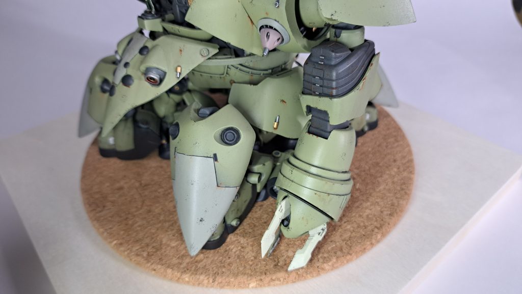 腕は元々のパーツとジャンク品のHGアッガイの足を結合し、でっち上げました。クロー部分はビルダーズパーツの上からキットのガワを被せてます。