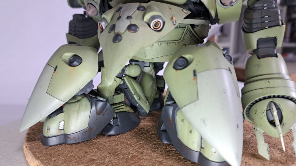 脚部はSDノイエジールの肩から腕にかけてのパーツを、本来想定されていないような形(例:手首から肩が生えている)で組み立てました。アニメ版のゾックの足は歩けるような代物ではなさそうなので、ホバーでの移動をイメージして作成しました。(足首横のドムトローペンのような吸気口等)クチバシも同じくノイエジールのリアスカートと、元々のクチバシをつなぎ合わせて作りました。職場のプラモ仲間曰く、「ファンネルが飛び出しそうなゾックだ…」とのこと。