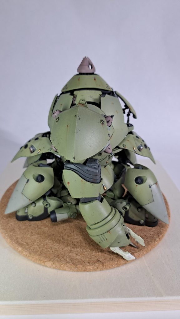 サイドビュー。ウェザリングはウォッシングと軽いチッピング、エナメル塗料での錆垂れ表現のみで、スケール感に合うよう「やりすぎない」を心がけました。