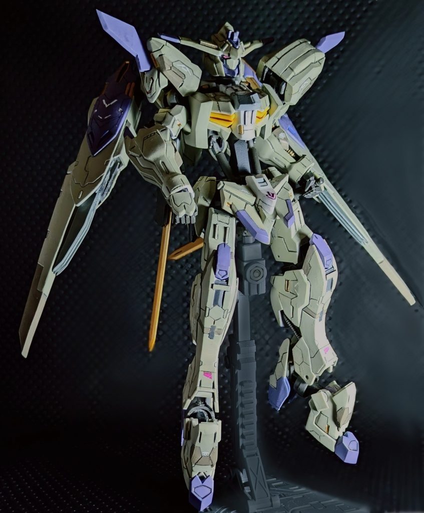 アンテナは一部削り込みによるシャープ化を行い、墨入れも改めて強調しています。いずれもごく小さな作業ですが、頭部の印象が引き締まり、ディティールがより際立ちました。わずかな変更の積み重ねが、全体を整える上で大切だと改めて感じました。