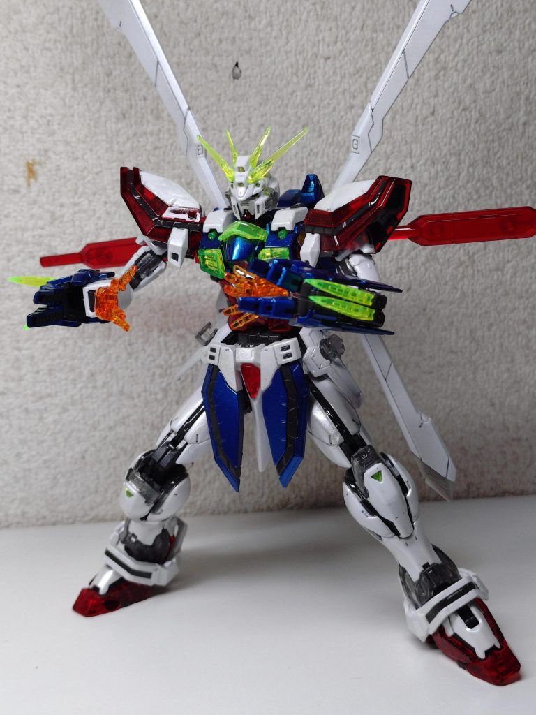 RGゴッドガンダムをシンプルに。白い外装はホワイトパール、青はメタリック、仕上げは光沢トップ掛けました。あれこれやろうとすると、100%汚くなるので…