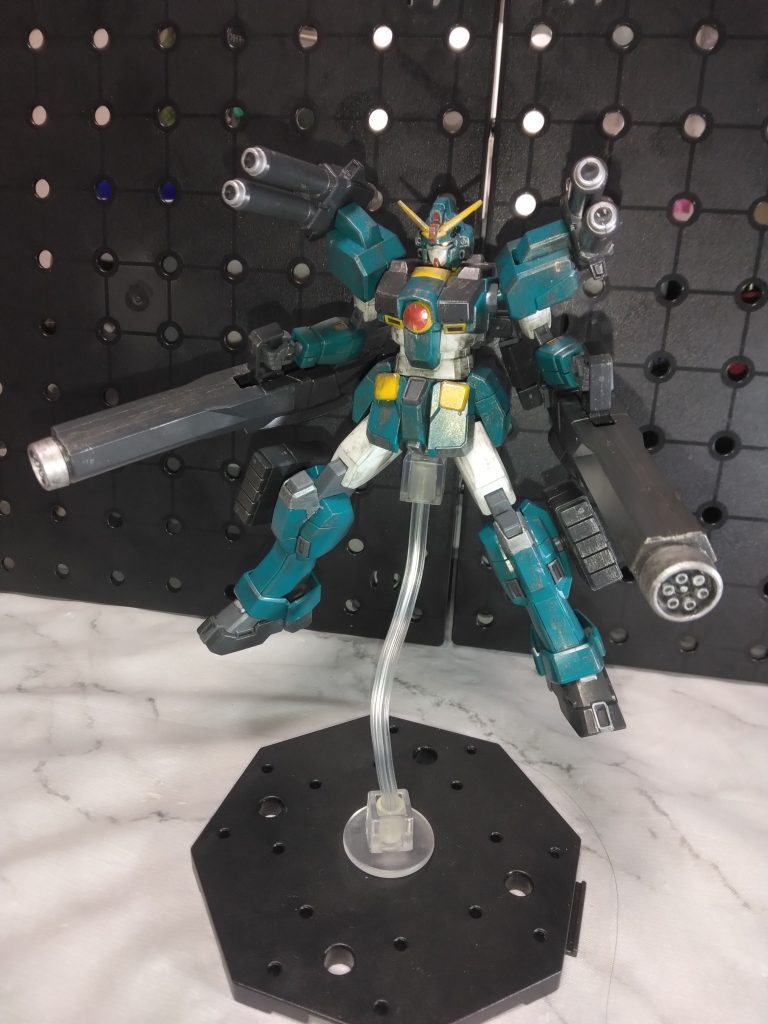 フルバーストみたいなポーズ。｢弾切れを気にする必要はない…｣と前髪の長いキャラの声が聞こえて来そうです。