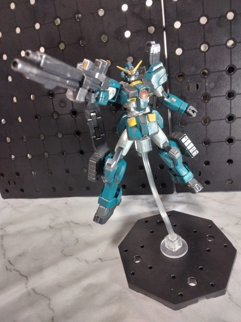 高火力射撃機体って良いですよね😊ガンダムXのガンダムレオパルドを元機体として左右対称の機体になりましたが、当時はこのダ・ヴィンチから元のレオパルドが新キット化するのかとワクワクしていましたが、全然話が出てきませんね。レオパルドは左手がガトリングで埋まっていましたが、ライフルを持っているのも新鮮です。