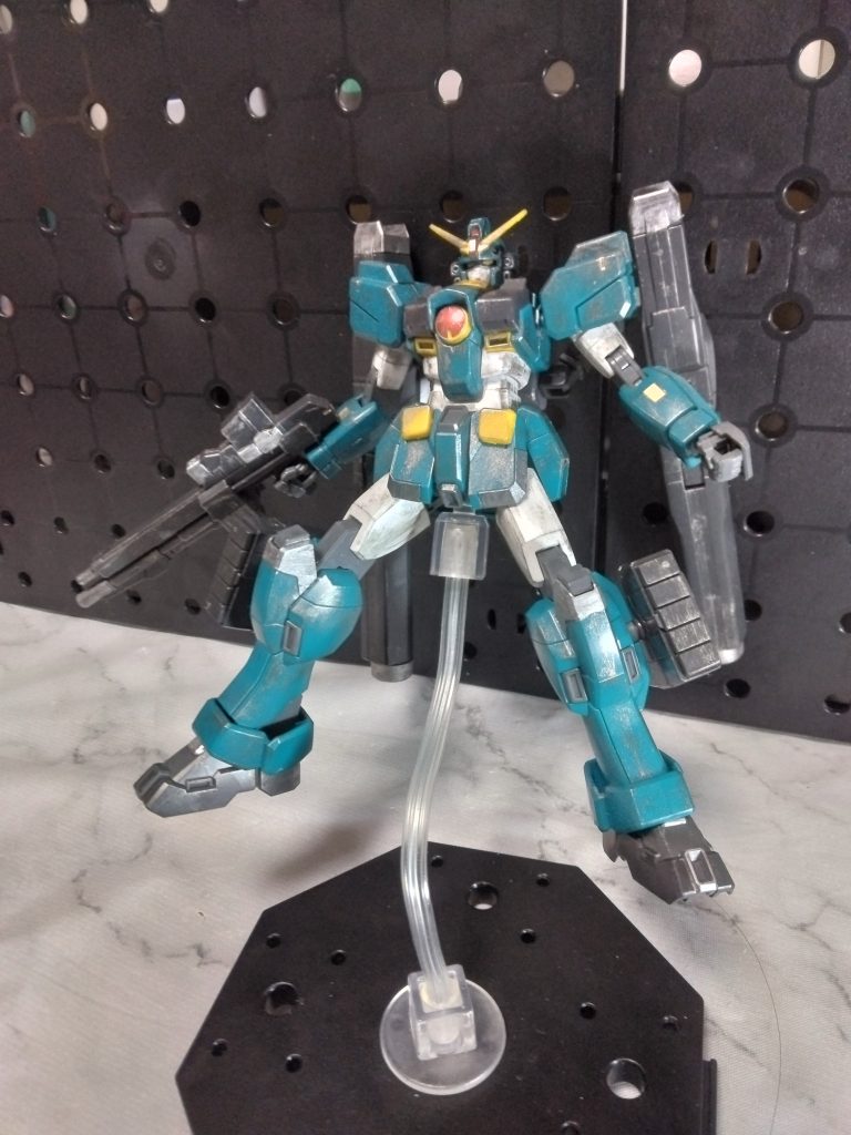 ミサイル撃ちポーズですが、かなり前に制作したキットなので、ハッチが開くのを忘れている😅