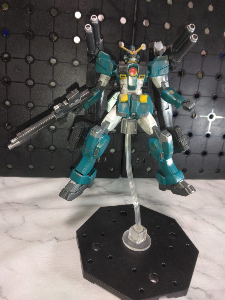 各所に3ミリ穴があるため自分でカスタムしやすいキットですが、ミサイルとかライフルって付ける位置で見え方が変わりそうな気がするので個人的に結構重要視している部分。やっぱり自分でカスタムするなら足に付けるかな～と。フルアーマーユニコーンとかヘビーアームズとか、結構刺さるデザイン。