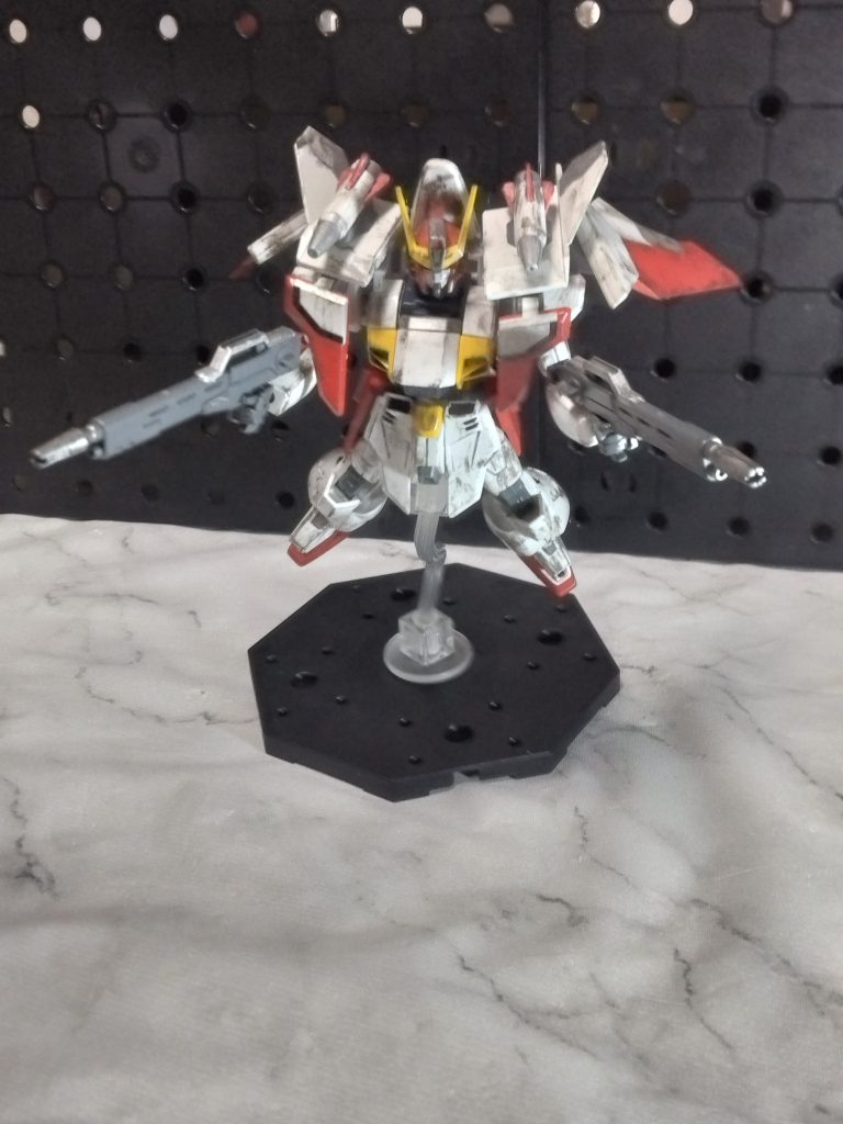 前作ガンダムWの影響で、可変機・重火器が好みになっていたあの頃。ウイングが横、後ろに動くので羽根が付いていても可動の邪魔にはあまりならないようになっていて、ポーズは付けやすいですが、変形の都合で胸アーマーが知らぬ間にスライドしていたりする😅