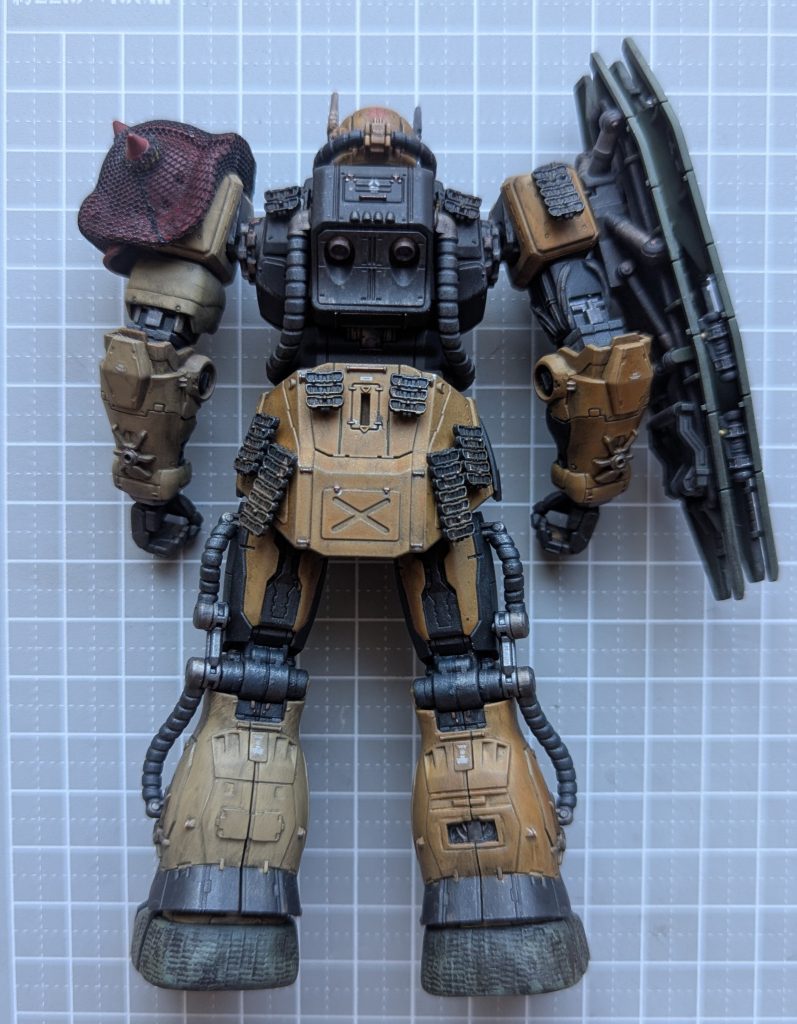 初の試みで、足にエポキシパテを薄く張り、なんちゃらコーティング(^_^;A 無知でスマソ百均アイテム結束バンドをプラ版に敷き詰め、ペタペタと押し当てて模様を造形。思ったより上手くいきました(自画自賛)(^_^;A