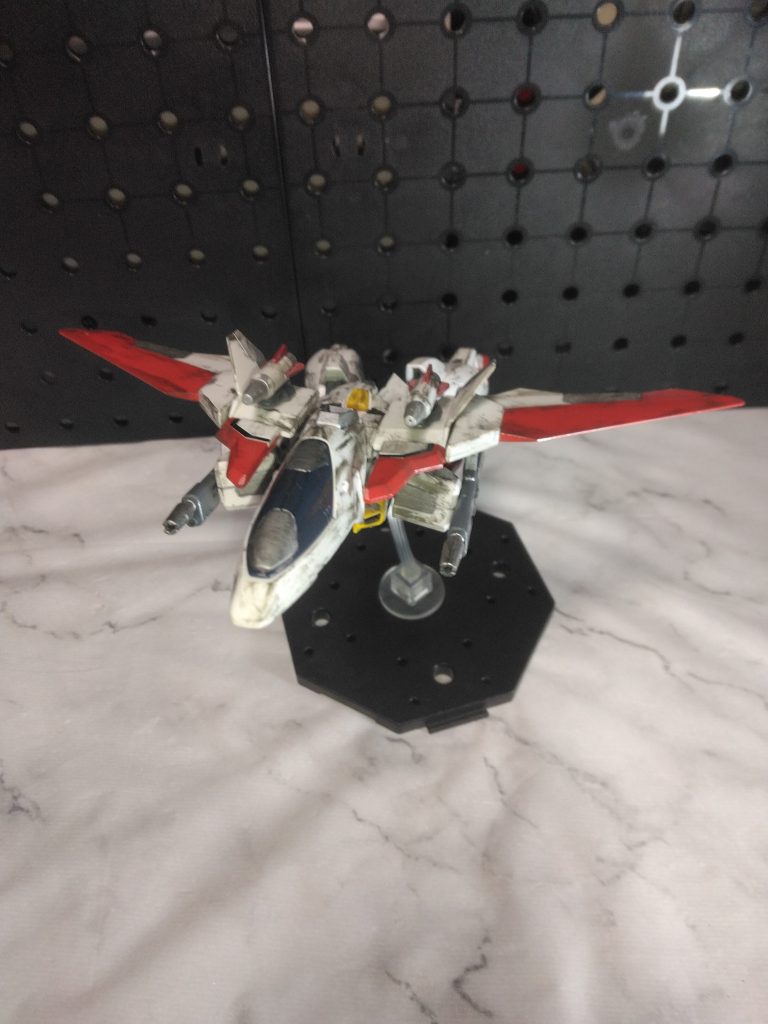 ファイターモードへ変形。他の可変機よりも戦闘機色の強い見た目と色味。武装も現実味のあるものなので、余計に戦闘機みたいに見える。