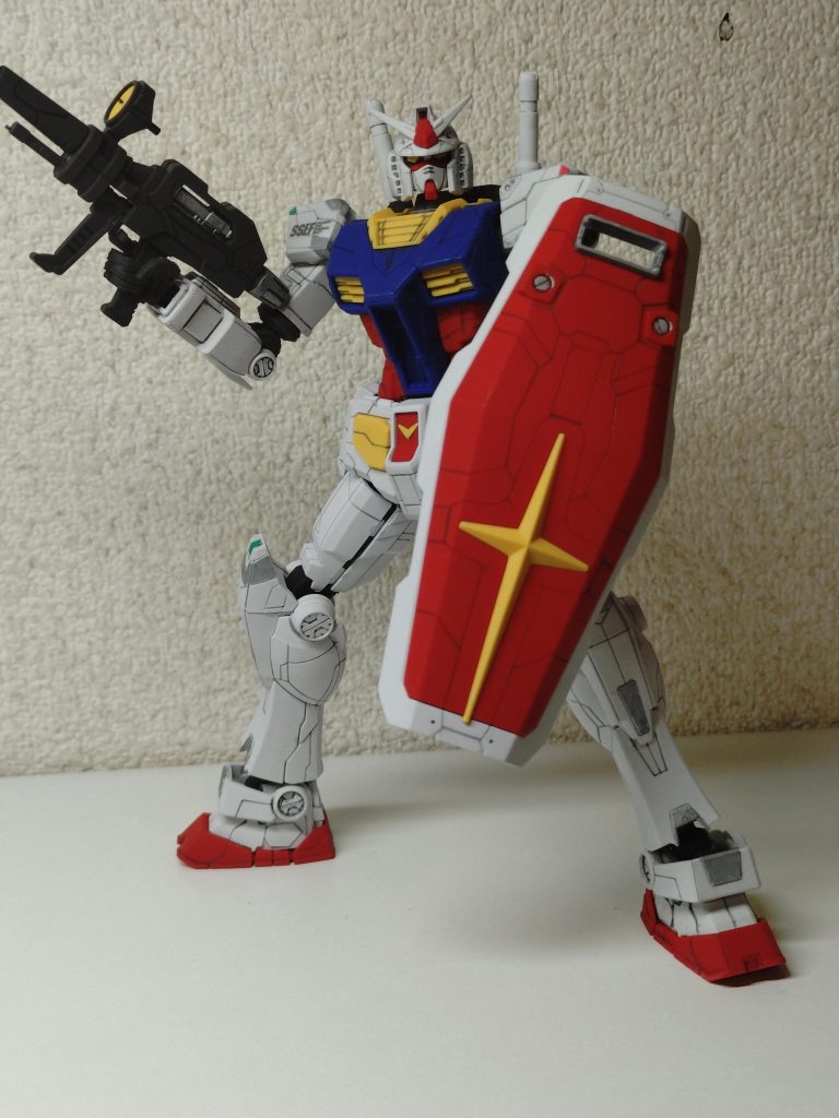 ベースとなるガンダム。脚やシールドに入ってるモールドが多いけど、比較的組みやすくスタイルも良いなと思う。「このまま完成でも良いか…」と何度も頭をよぎりましたw