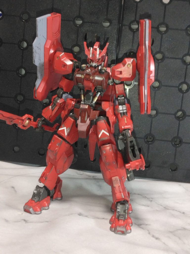 他の鉄血機体と同じくシリンダーやモールド部分を塗装しています。ゴールドを少し入れてみましたが、真っ赤過ぎて分からない😅