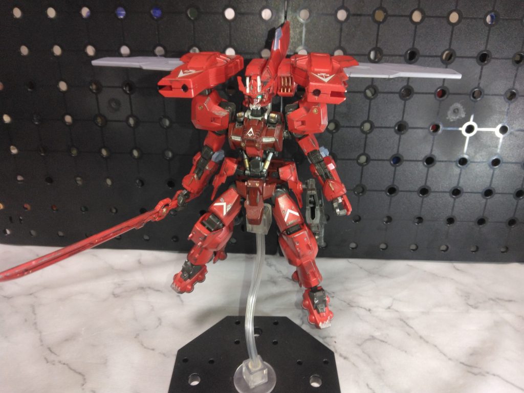 肩と背中のスラスターを展開して、斬りかかる。