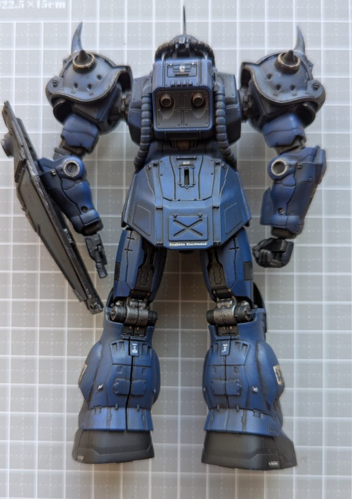 ■全体図胸部パーツはHGグフの物をお湯丸君で型取りしてエポキシパテで複製し、ワイド化…膝アーマーもHGグフの物を湯丸君で型取りしてUVレジンで複製…自分たけかな?UVレジン複製すると、発熱してお湯丸君が少し溶け次に同じ物を複製出来なくなる(›´ω`‹ )ふくらはぎはジャンクパーツとエポキシパテで形成…ヒートロッドは百均の針金と紐でフルスクラッチ…盾はHGグフの余剰パーツに不足パーツをエポキシパテで形成し、プラ棒やプラ板とジャンクパーツでディテールアップ(^_^;A