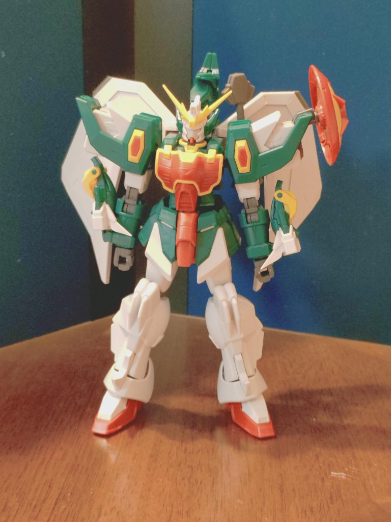 塗装前。リビングで撮ってます。成形色も綺麗だったので、この時は塗装はせず、成形色のグリーンのまま仕上げようと思っていました。ただ、タミヤのスミ入れ用塗料でスミ入れをした際に、グリーンの成形色が一部白化してしまったため、やむなく塗装をする方向に決めました。拭き取りに使ったウェザリング塗料用溶剤を付けすぎたのか、スミ入れ用塗料自体を沢山付けすぎたのか、今も分からないですが、エナメル塗料は割れ以外にも漂白してしまうことがある、という学びを得ました。