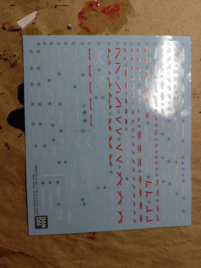 苦戦したのが水転写デカール。見本の通り貼るだけで5時間も掛かってしまった。段差が少ないなど仕上がりにメリットあるけど、ちょっとお腹いっぱいだなぁ…。