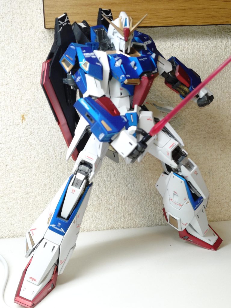 1/100スケールではあるものの、可変機構と可動域の確保なのか、老眼にはキツいパーツの細かさ。組立て甲斐がありますわ