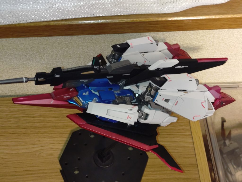 ウェイブライダー形態。パーツの差し替え組み替えが無くても変形が出来る。その為に強度や可動域が犠牲になる事なく実装したのは、流石の設計力ですね。