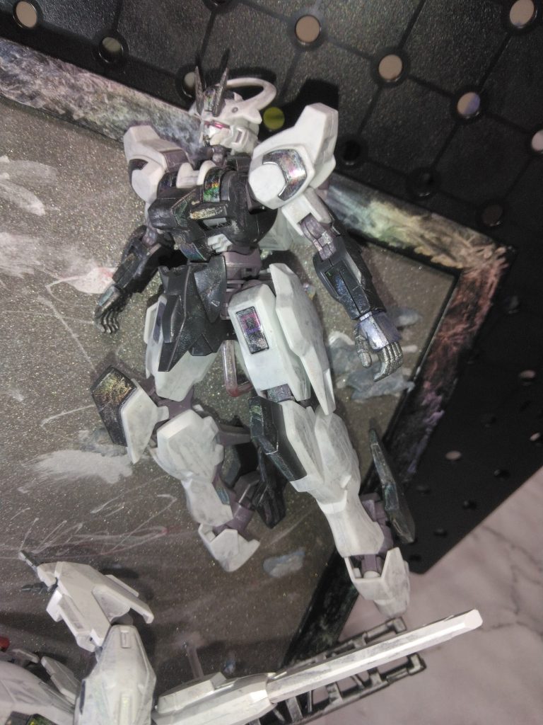 こちらのシュバルゼッテもジャンク品で購入しましたが、シュバルゼッテは欠品はなかったのですが、クリアパーツが外れなくて、仕方なく上からホロ塗装。うーん、パーメットの赤が見えてしまっている😅武器がそのまま残っているので、改造作品に使いたいです😊