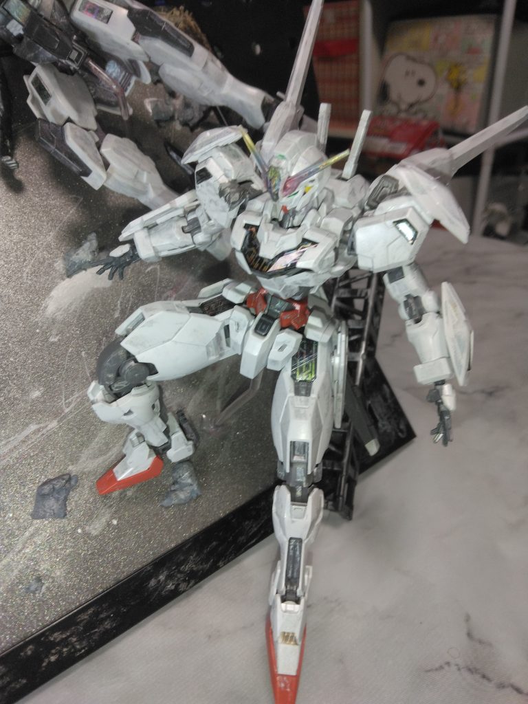 2体目のキャリバーン。右肩にダメージ加工、機体表面にガンダムマーカーホロでうっすらラメが見えるように塗装しています。