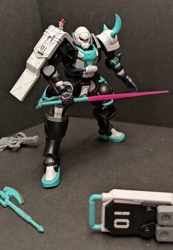 肩のシールドは手持ちのシールドを合体させて大型化しました