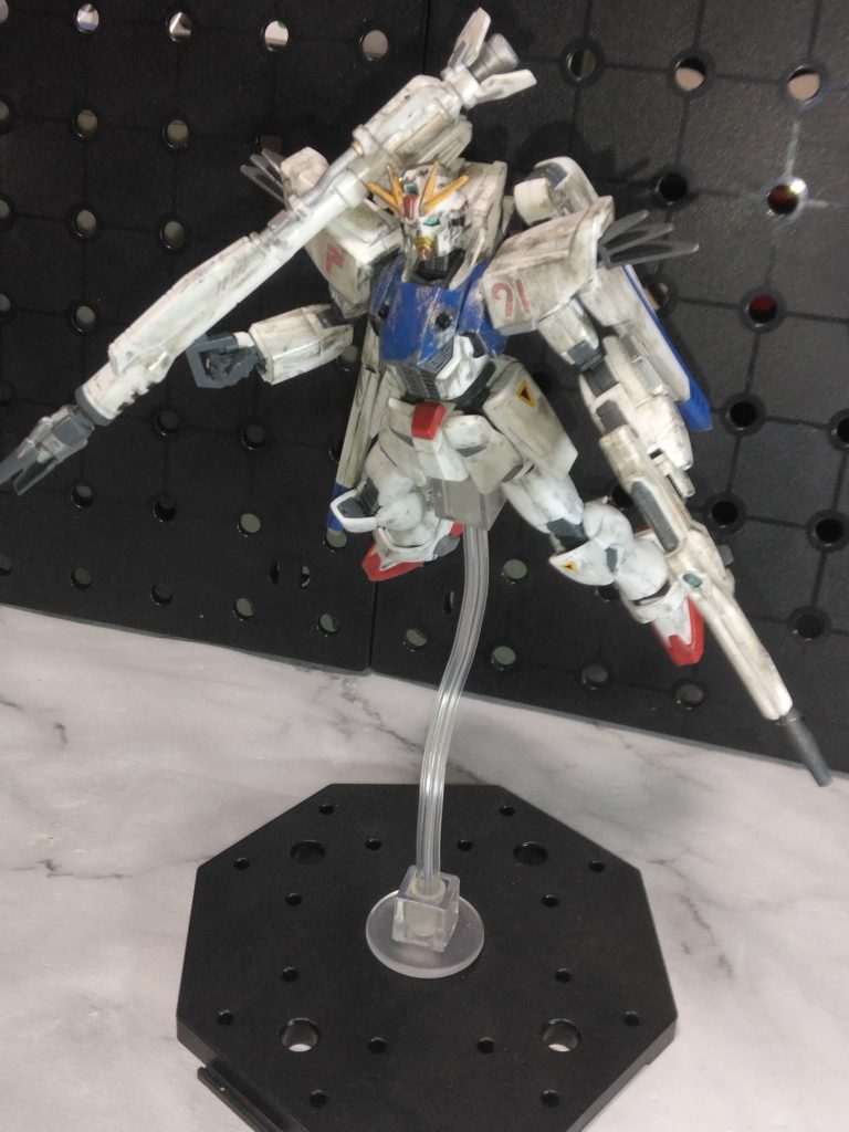 かなり前に制作したキットで、ショーケースに飾っていましたが他のキットが部分塗装されていく中で素組みだったキット達の１体。F91を初めて観たのは小学校高学年だったかな？ガンダム特番みたいな番組で知って観ましたね。クロスボーンに繋がるとは、この時はまだ知らなかった…
