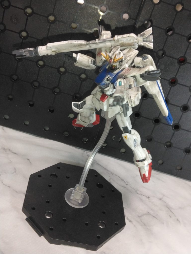 サーベルよりはヴェスバーなどの高火力武器を使うイメージなのでポーズも射撃ポーズのみです。武器や頭部バルカン、ダクトなどを塗装。ラフレシア戦をイメージしてウェザリングを少し多めにしています。